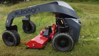 Un tracteur robot qui enjambe les outils