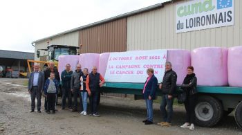 Le combiné presse-enrubanneuse aura vu l’herbe en rose