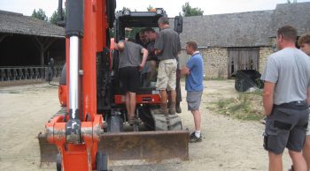 Mini-pelle en cuma, maxi service aux agriculteurs