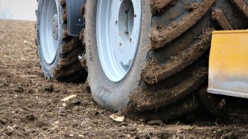 Un pneu de tracteur spécial route - Entraid