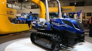 Un chenillard New Holland carbure au méthane dans les vignes