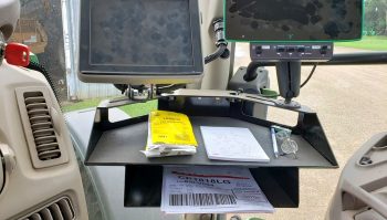 Un vrai bureau dans la cabine du tracteur