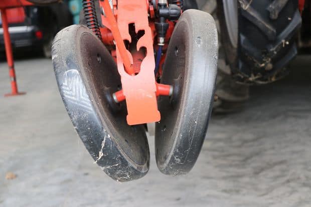 Les roues plombeuses ont pour rôle de bien refermer le sillon.