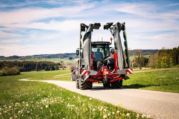 Les combinés de fauche Fella restent dans les clous avec une hauteur inférieure à 4,00 m lors du transport.