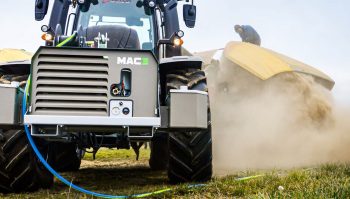 Un compresseur de chantier embarqué sur tracteur