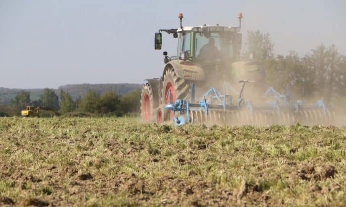 Déchaumage, semis, transport: le coût du tracteur pourrait bondir de 18.000€