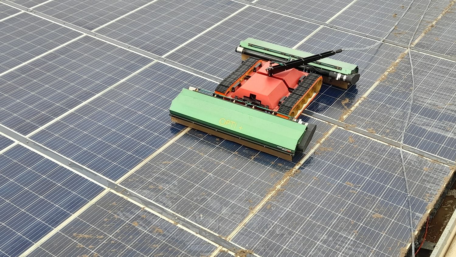 Machine nettoyeur de panneaux solaires