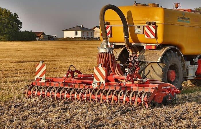 déchaumeur Horsch adapté à l'épandage de lisier par Vogelsang