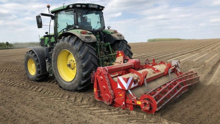 chantier de plantation de pommes de terre