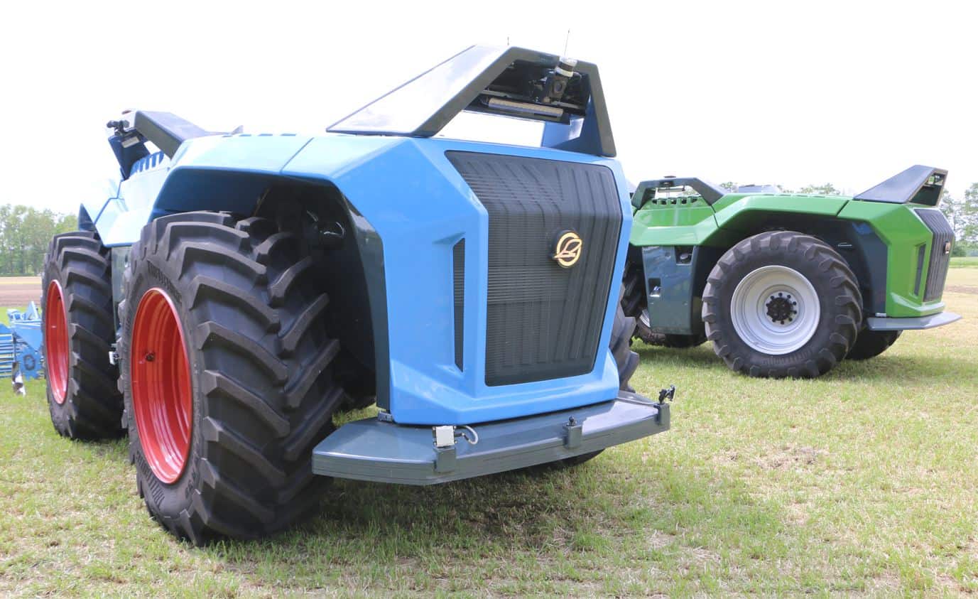 les deux robotos agricole Krone et lemken 