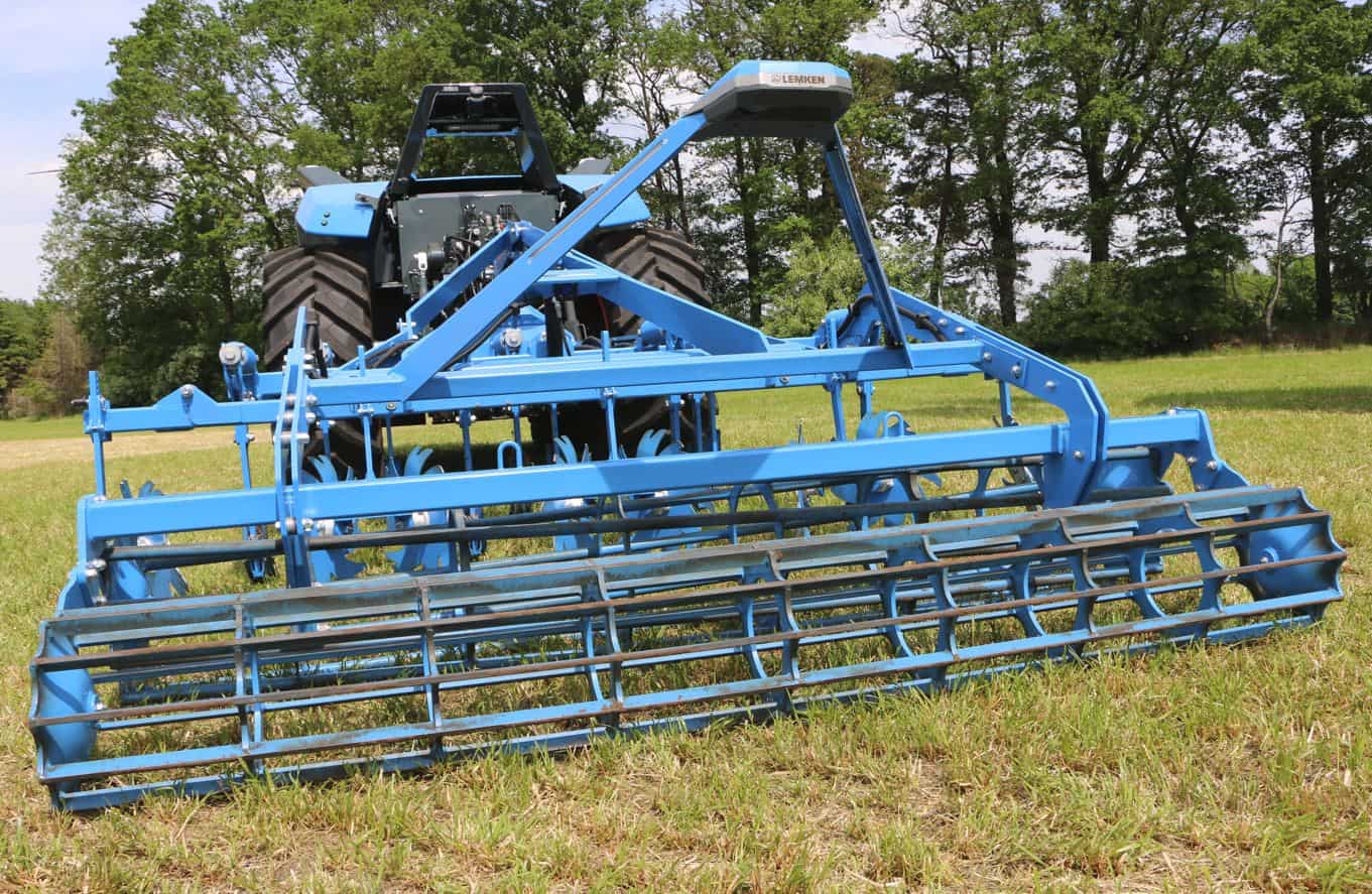 Robot Lemken attelé à un déchaumeur Karat 3 m au travail du sol