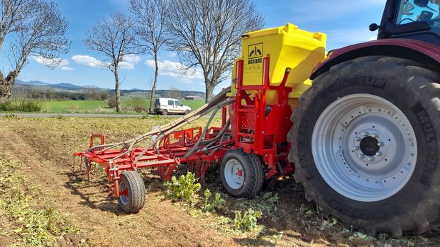 plusieurs semoirs à disques et à dents à l'essai pour le semis direct de la lentille.