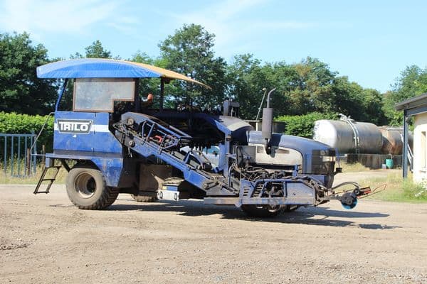 Machine destinée à récolter le gazon une déplaqueuse