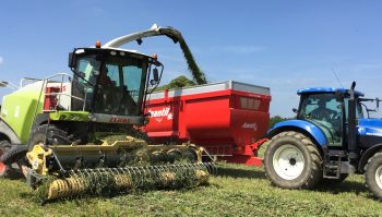 Ensilage d’herbe: grouper ou pas les andains?