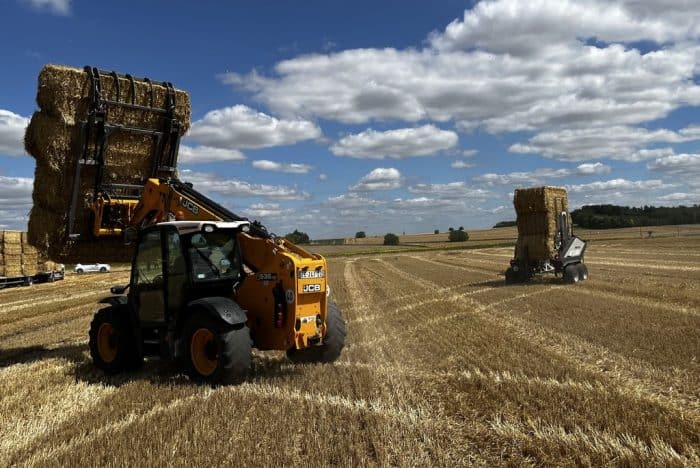 Chantier de valorisation de la paille après la moisson