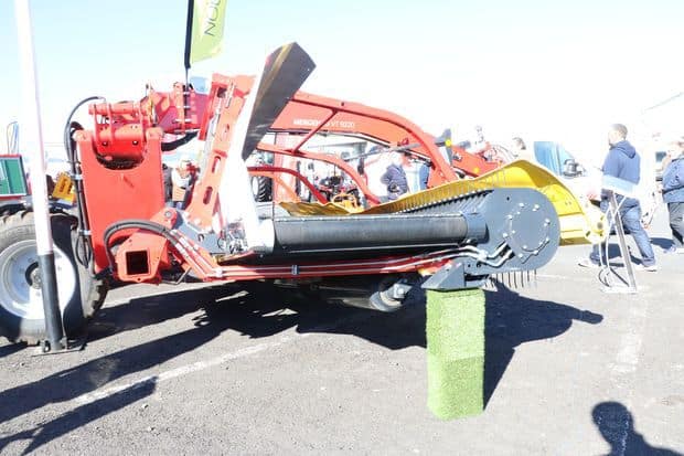 Pottinger présente son andaineur à tapis lors du Sommet de l'Elevage.