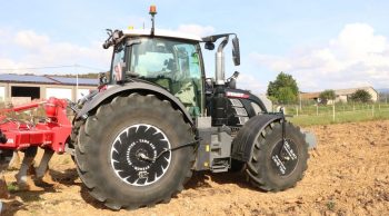 Un pneu de tracteur spécial route - Entraid