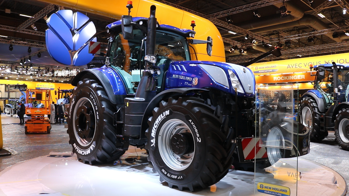 New Holland T7 châssis long et tracteur T8 autonome au SIMA