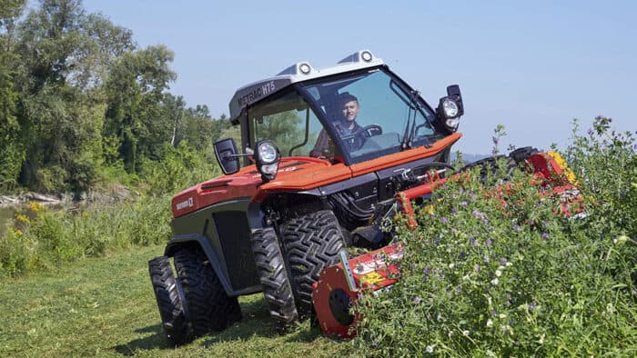 Le tracteur de pentes de la cuma Haut de Cère dans le Cantal