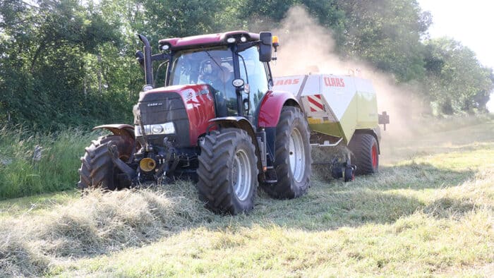 Le tracteur de la cuma du Pont de Vigean dans le Cantal