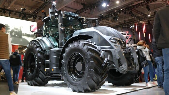 New Holland T7 châssis long et tracteur T8 autonome au SIMA