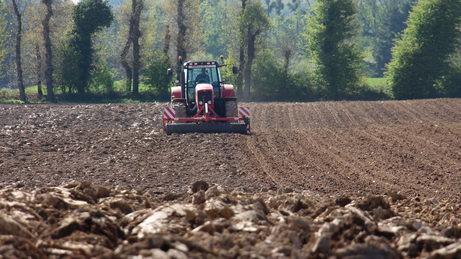 Chantier de semis sur un labour