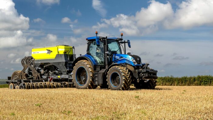 New Holland T7 au méthane et tracteur T4 électrique et autonome