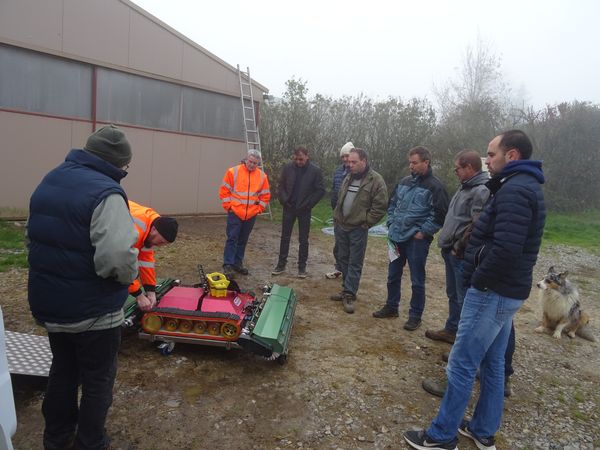 Nettoyage des apnneaux solaires des solutions collectives existent pour les agriculteurs dans les cuma