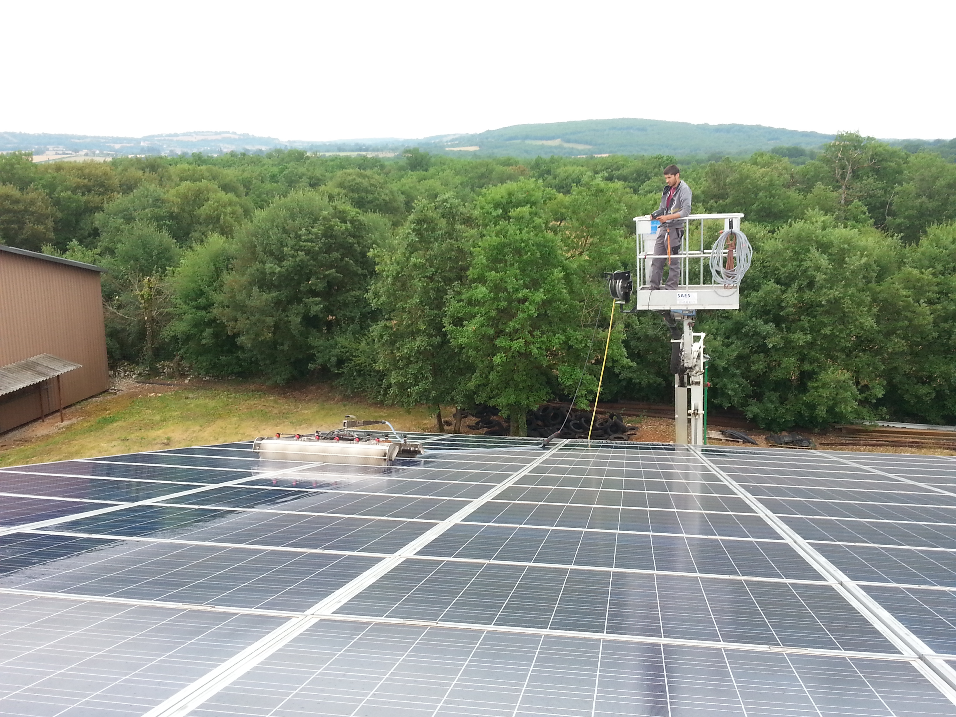 Les robots laveurs arrivent sur les toitures photovoltaïques des bâtiments agricoles.
