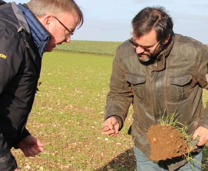 Simon Revell, responsable export de Claydon, et Damien Lidon, agriculteur du Loir-et-Cher.