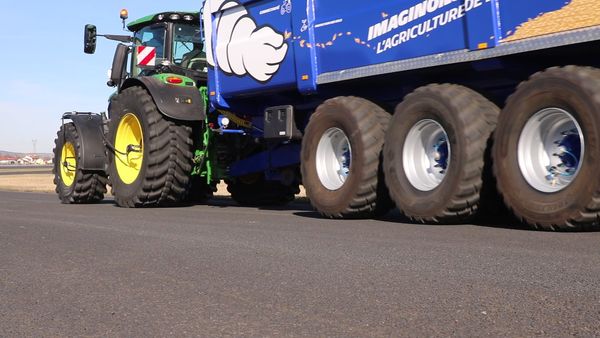 La bande de roulement du pneu Michelin Evobib permet de réduire l'usure sur route. 