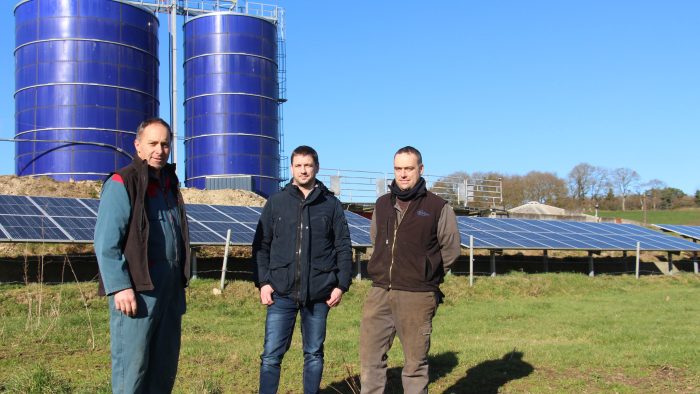 Grâce à l'autoconstruction, les éleveurs ont limité leur investissement pour les panneaux solaires.