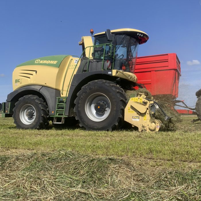 Coupe directe : la big X de la cuma de Bellefosse récolte de l'herbe