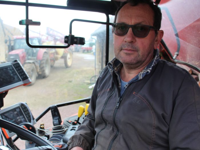 L'agriculteur a investi dans une presse et un tracteur Kubota