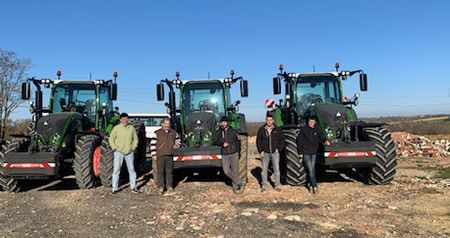 Une partie des adhérents au groupe tracteur de la cuma des deux vallées dans le gers. 