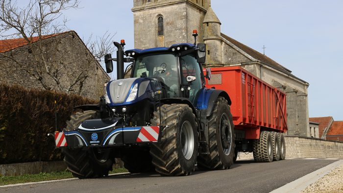 tracteur New Holland T7.300 avec benne 3 essieux