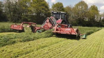 Fauche de l’herbe : une tendance pour les grandes largeurs et le groupage des andains