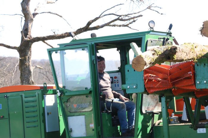 Un chauffeur à l'abri dans la cabine du combiné bois