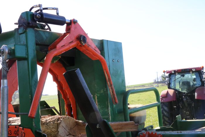 Le combiné dispose d'un balancier pour aligner les grumes. 