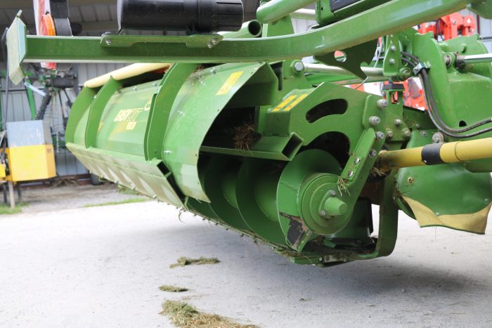 Les différentes positions des capots permettent de grouper les andains ou de faucher à plat.