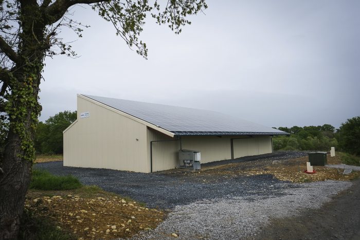 Les conditions de financement du hangar ont été facilitée par la production d'électricité photovoltaïque.