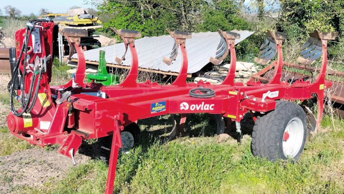 La charrue déchaumeuse est privilégiée dans les terrains superficiels.