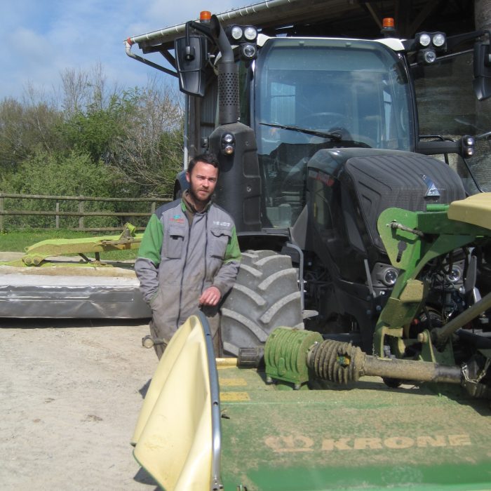 La faucheuse frontale Krone complète l'attelage chez certains adhérents