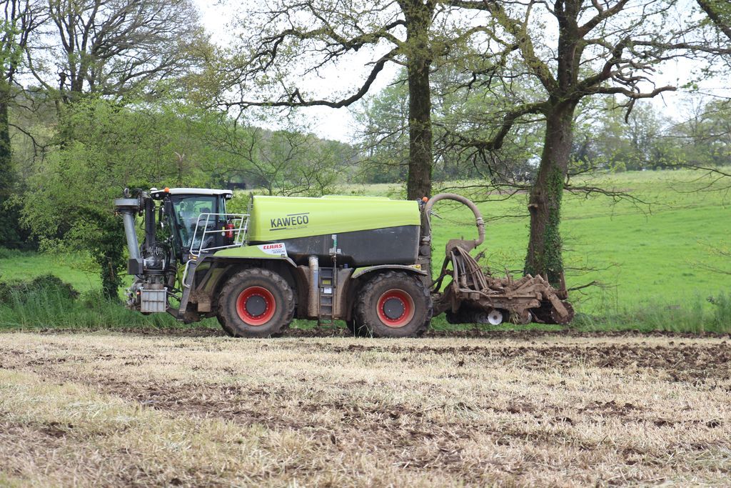 Le Xerion de l'entrepreneur avec l'enfouisseur Samson - strip-till