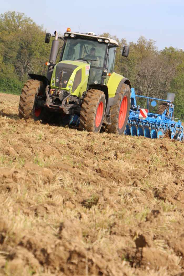 agriculteur en cuma et taiile des matériels