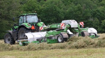 Premiers andains pour l’andaineur à tapis Samasz MRG2-900