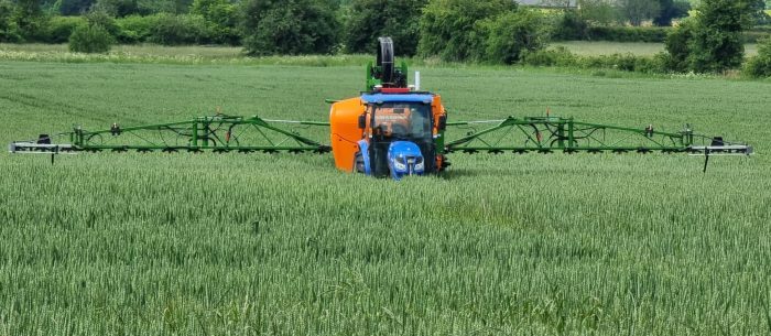 pulvérisateur Amazone sur tracteur autonome Hands Free farm