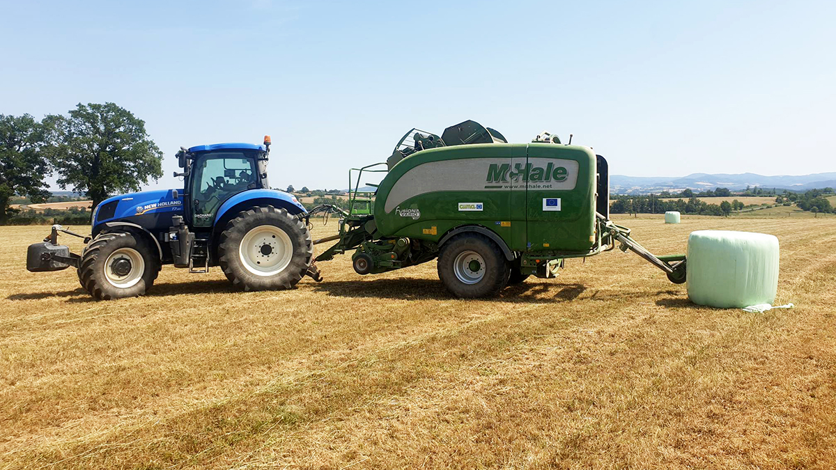 Lors de la récolte de l'herbe, il faut faire attention à la dépose des balles au sol.