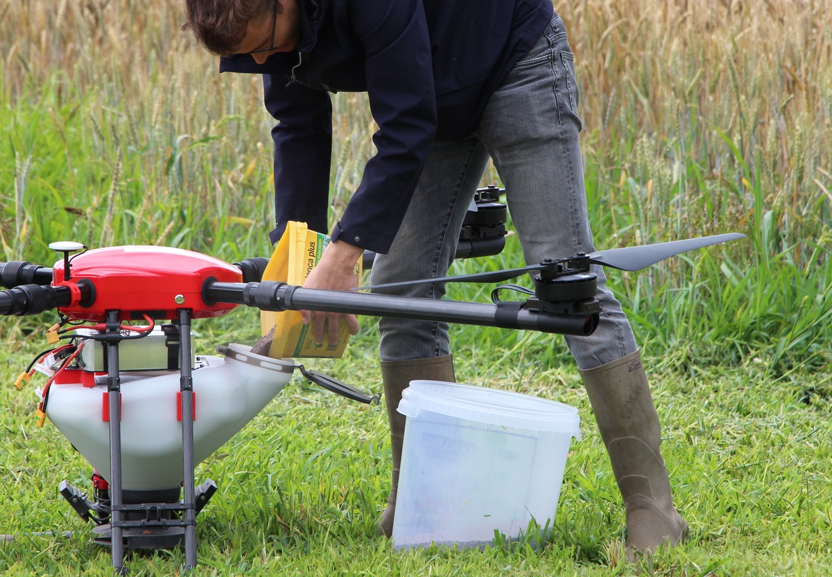 Semis à la volée de couvert végétal avec un drone