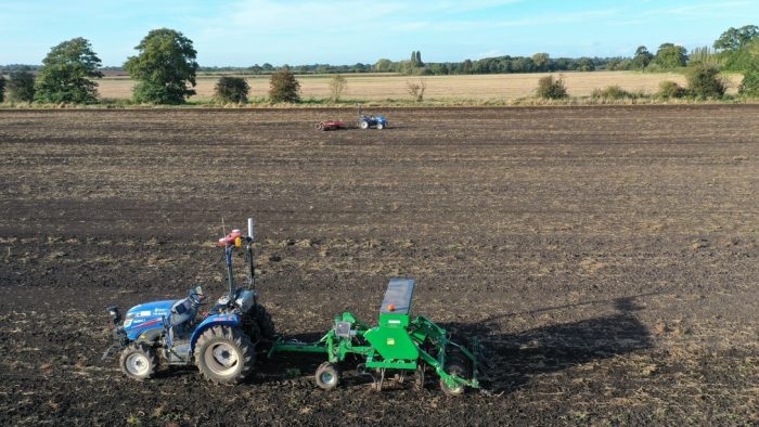 semoir Simtech sur tracteur autonome Hands Free farm